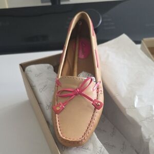 Clarks FLAT Women's Tan and Pink Loafer, Size 8, Dunbar RACER